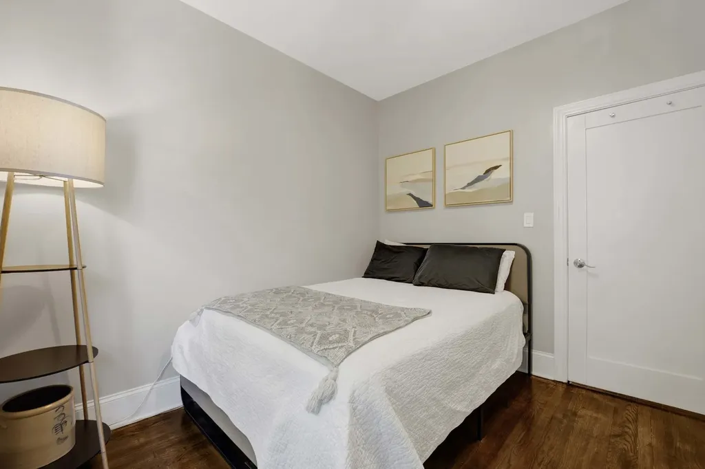 916 West Waveland Avenue Chicago IL 60613