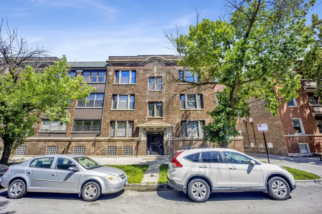 916 West Waveland Avenue Chicago IL 60613