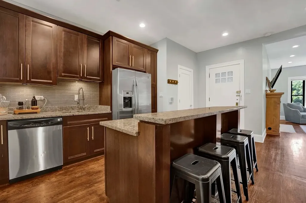 916 West Waveland Avenue Chicago IL 60613