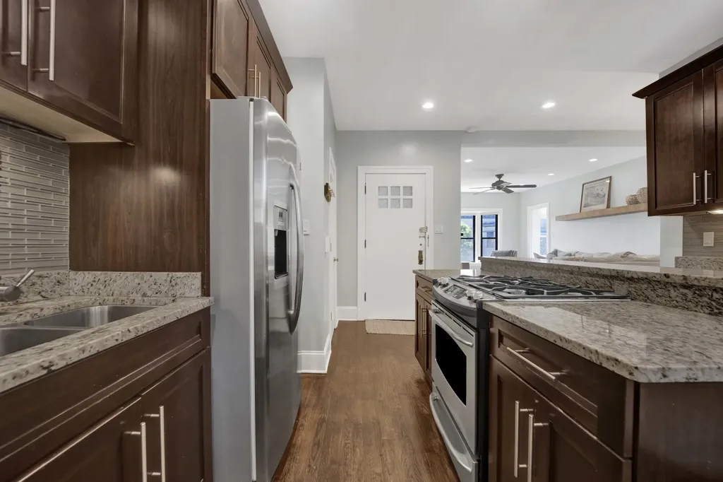 916 West Waveland Avenue Chicago IL 60613