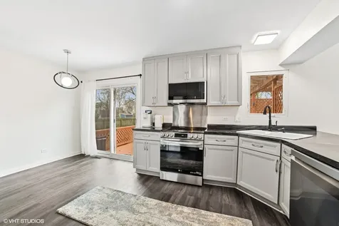 18 Ascot Lane Streamwood IL 60107