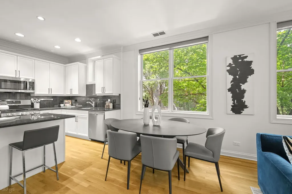2323 West Montrose Avenue Chicago IL 60618