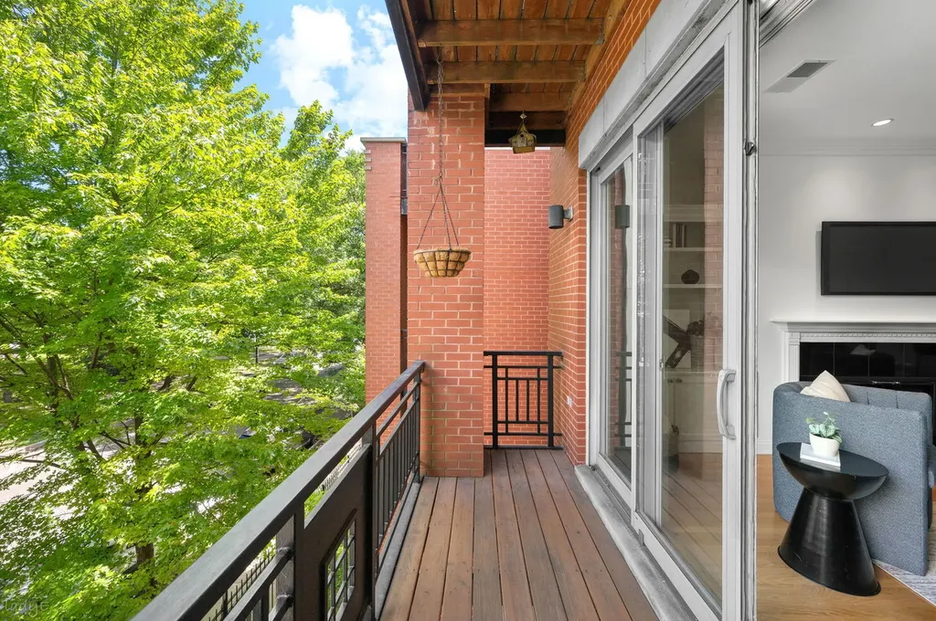 2323 West Montrose Avenue Chicago IL 60618