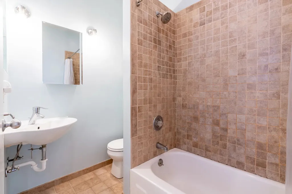 1728 West Leland Avenue Chicago IL 60640