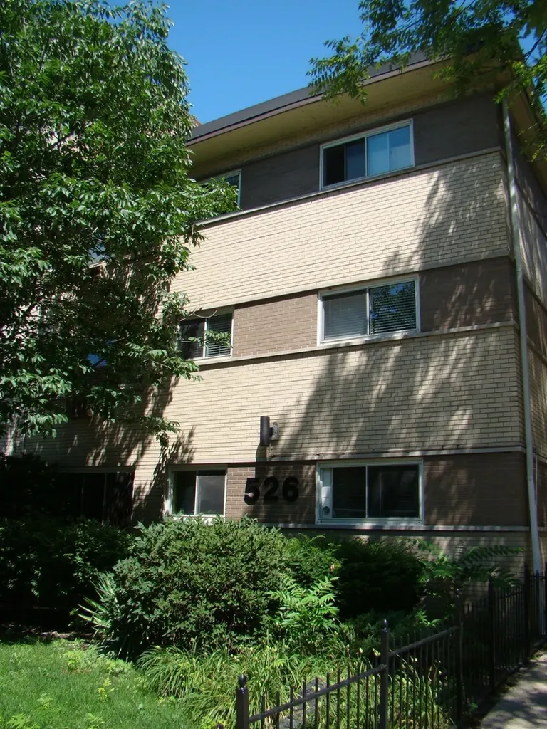 526 West Roscoe Street Chicago IL 60657