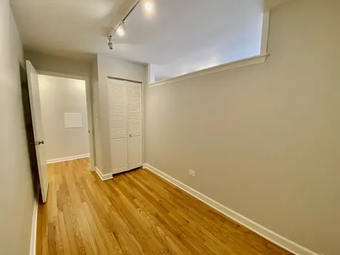 526 West Roscoe Street Chicago IL 60657