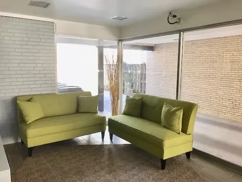 526 West Roscoe Street Chicago IL 60657