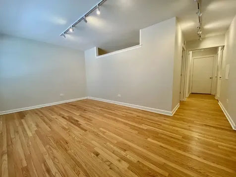 526 West Roscoe Street Chicago IL 60657