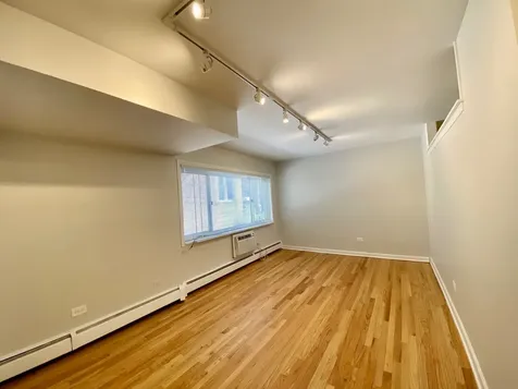 526 West Roscoe Street Chicago IL 60657