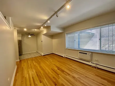 526 West Roscoe Street Chicago IL 60657