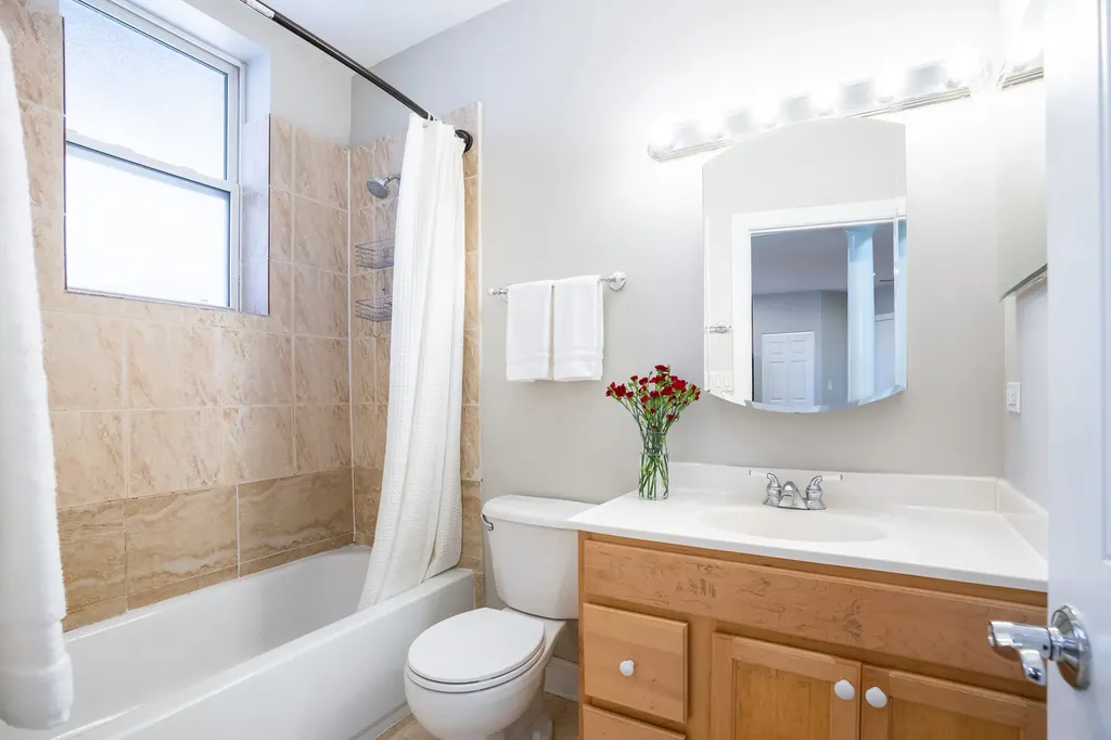 6819 North Lakewood Avenue Chicago IL 60626