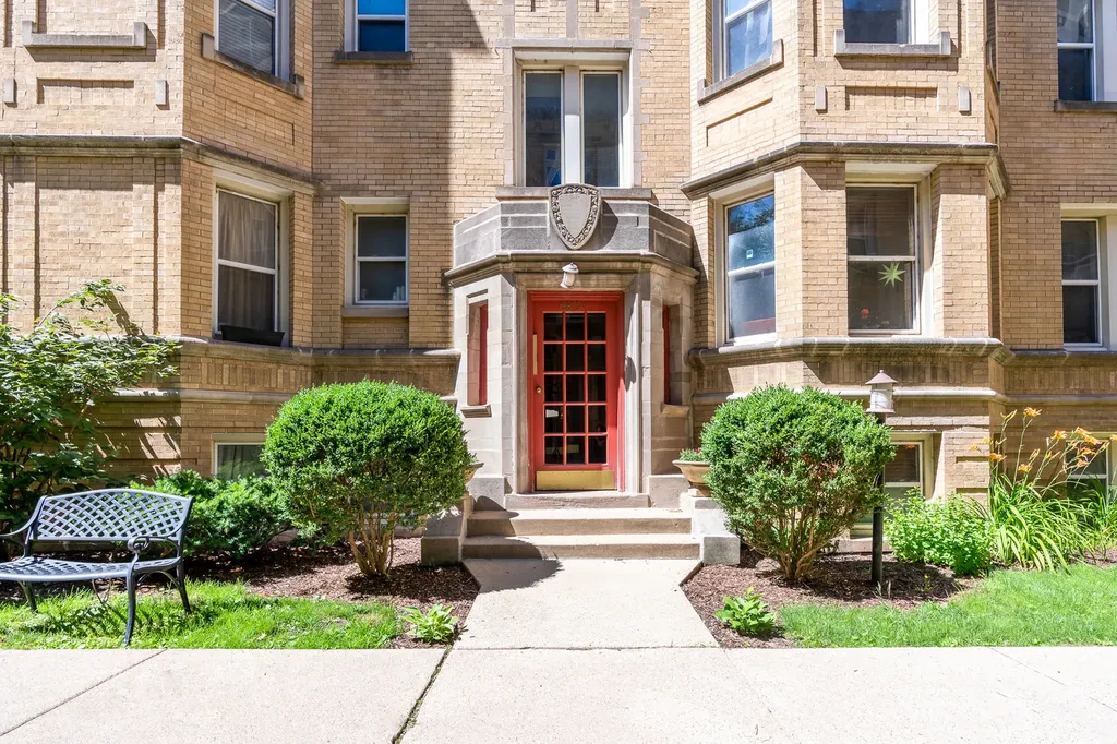6819 North Lakewood Avenue Chicago IL 60626