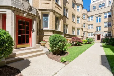 6819 North Lakewood Avenue Chicago IL 60626