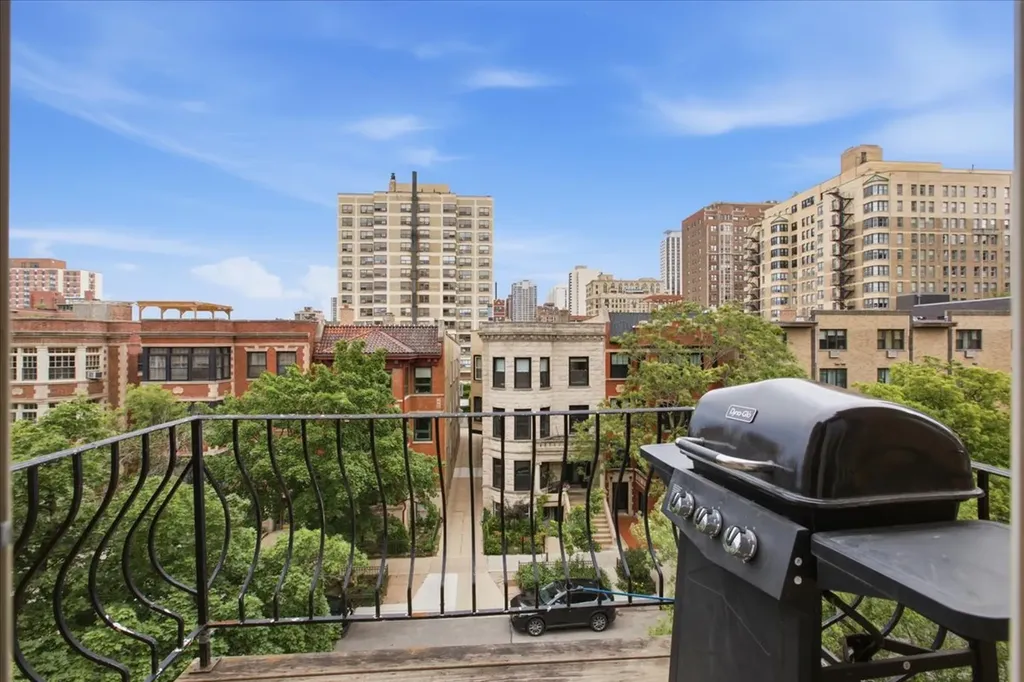 435 West Oakdale Avenue Chicago IL 60657
