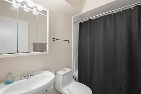 435 West Oakdale Avenue Chicago IL 60657