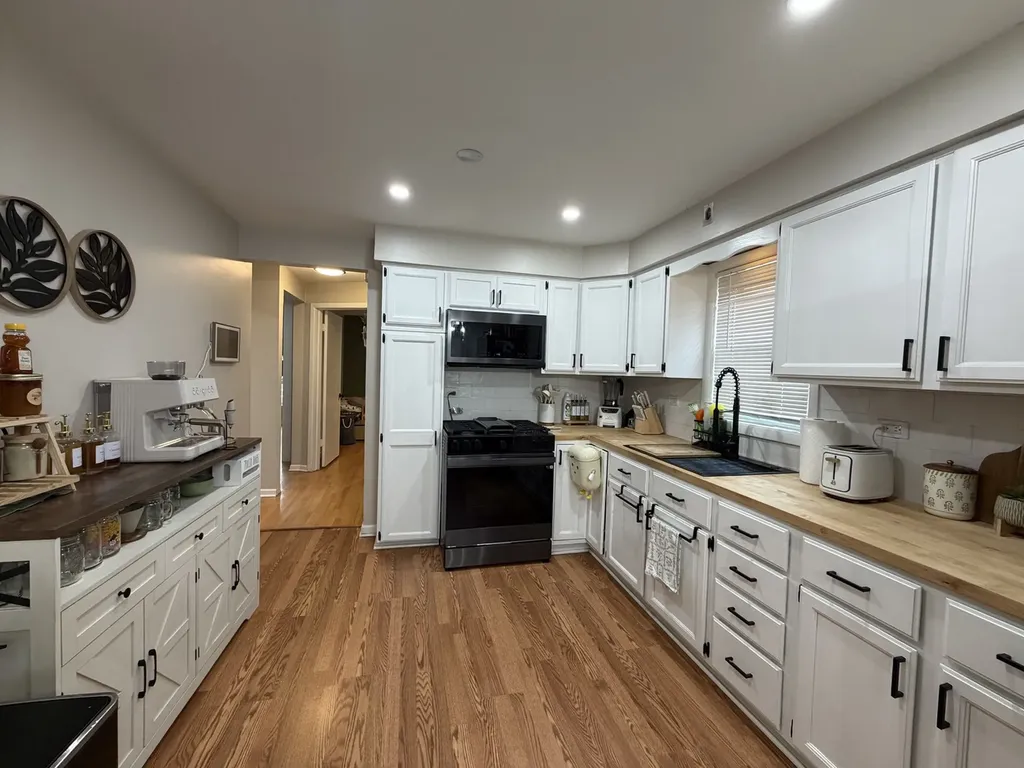 9848 South Muskegon Avenue Chicago IL 60617