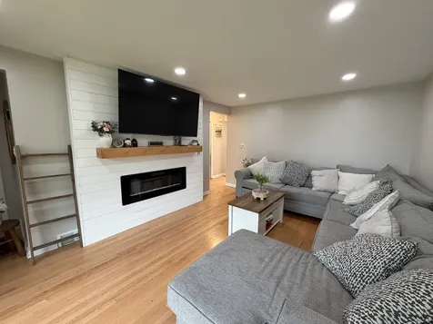 9848 South Muskegon Avenue Chicago IL 60617