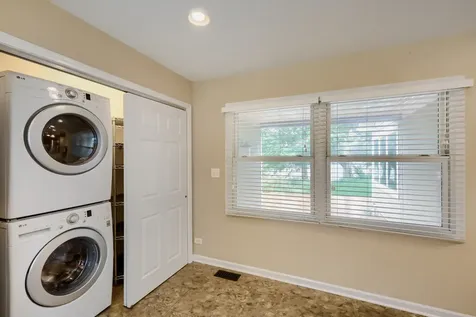 17 Willow Street Algonquin IL 60102