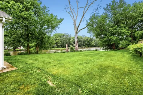 17 Willow Street Algonquin IL 60102