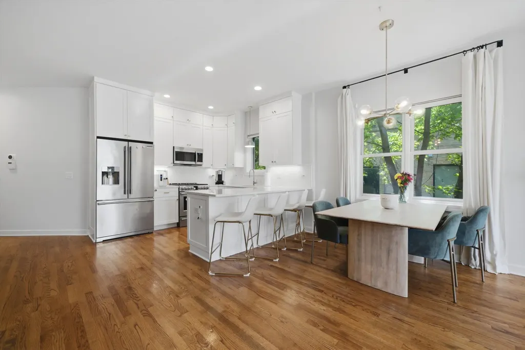 1109 West Cornelia Avenue Chicago IL 60657
