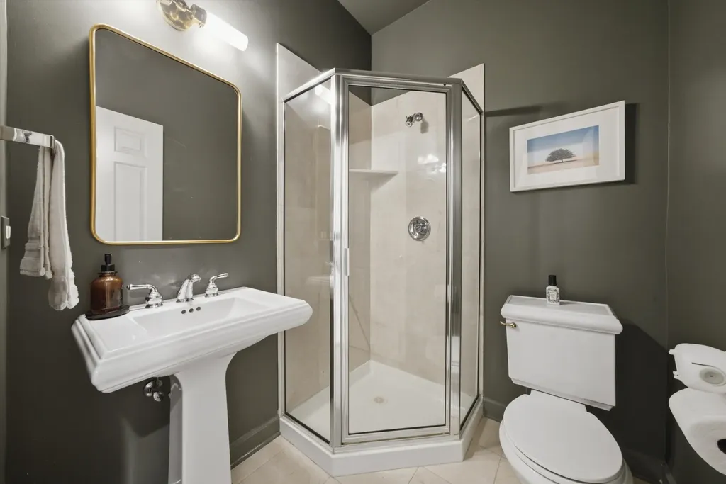 1109 West Cornelia Avenue Chicago IL 60657