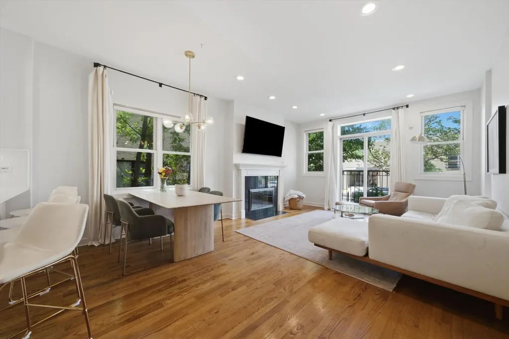 1109 West Cornelia Avenue Chicago IL 60657