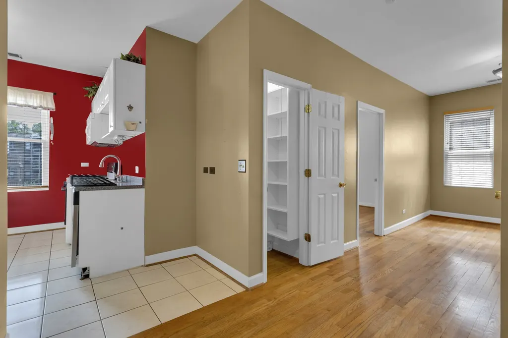 4441 West Ainslie Street Chicago IL 60630