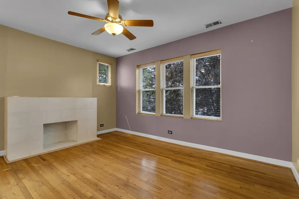 4441 West Ainslie Street Chicago IL 60630