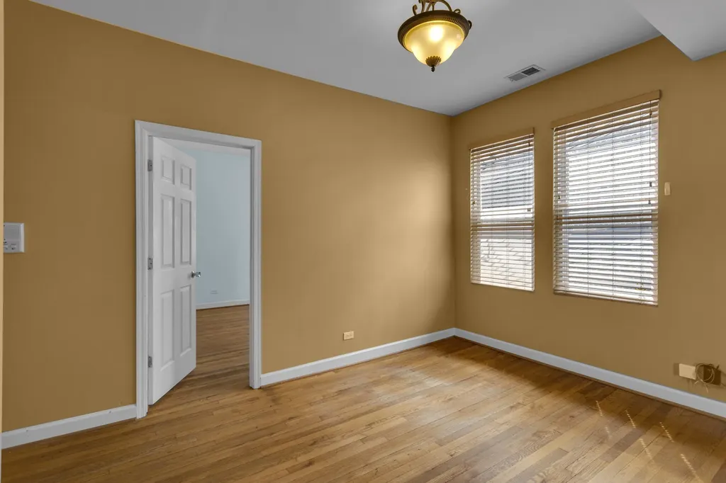 4441 West Ainslie Street Chicago IL 60630