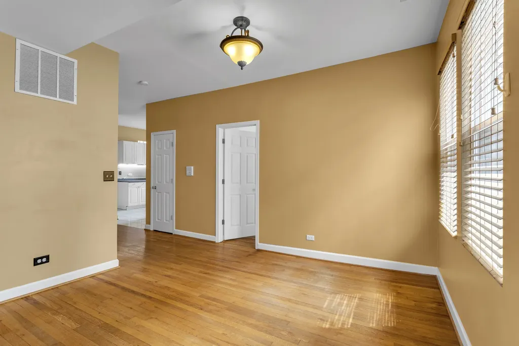 4441 West Ainslie Street Chicago IL 60630
