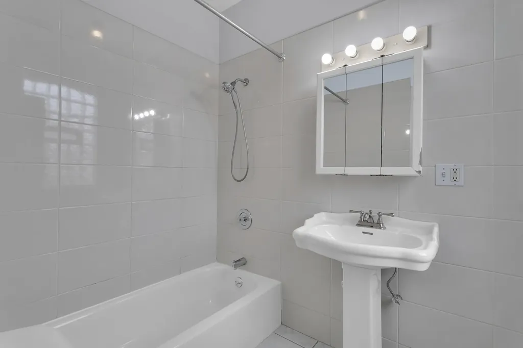 4441 West Ainslie Street Chicago IL 60630