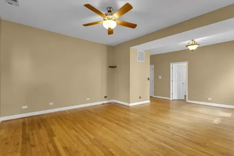 4441 West Ainslie Street Chicago IL 60630
