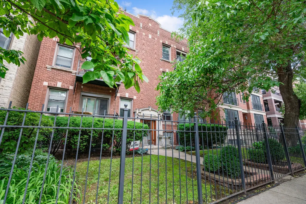 3739 North Wilton Avenue Chicago IL 60613