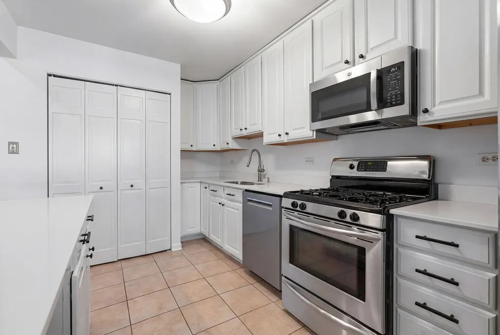 3739 North Wilton Avenue Chicago IL 60613