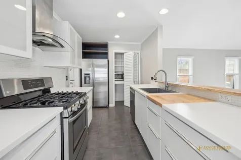 228 Raymond Avenue Barrington IL 60010