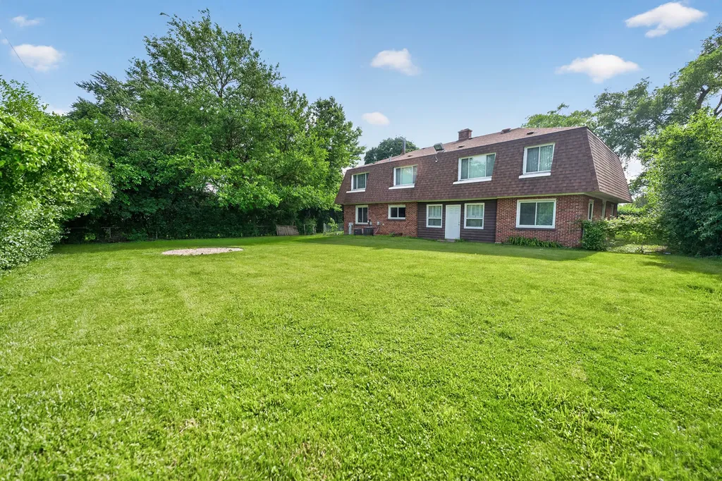 725 7TH Avenue Addison IL 60101