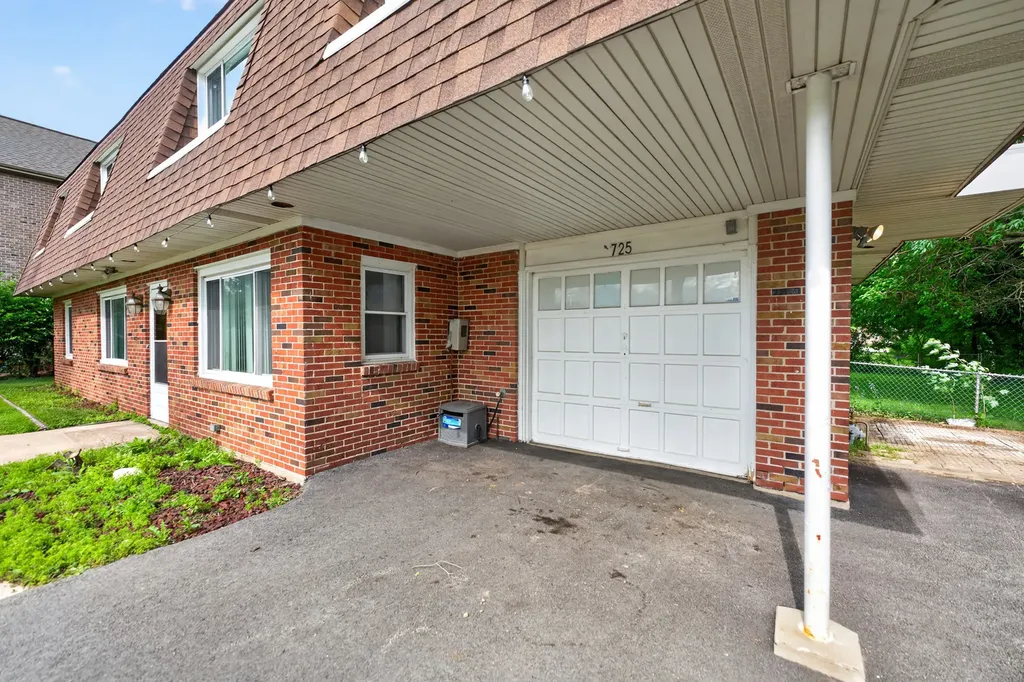 725 7TH Avenue Addison IL 60101