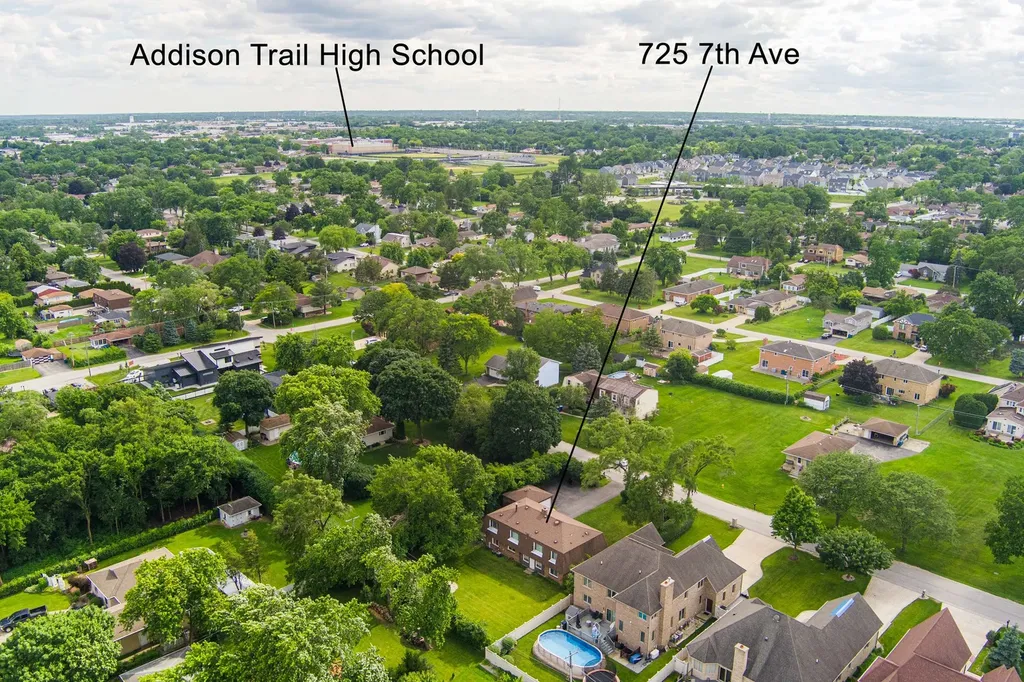 725 7TH Avenue Addison IL 60101