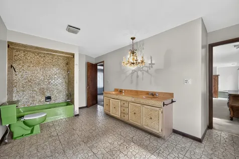 725 7TH Avenue Addison IL 60101