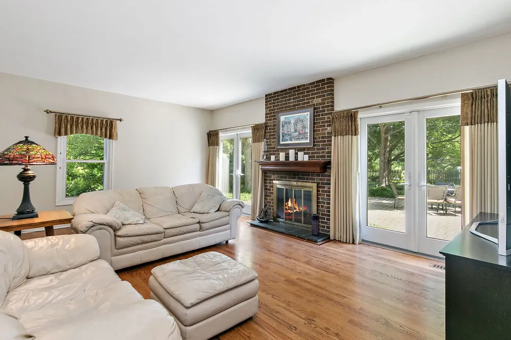 221 Hillwick Lane Schaumburg IL 60193