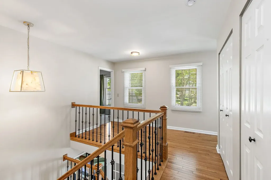 221 Hillwick Lane Schaumburg IL 60193