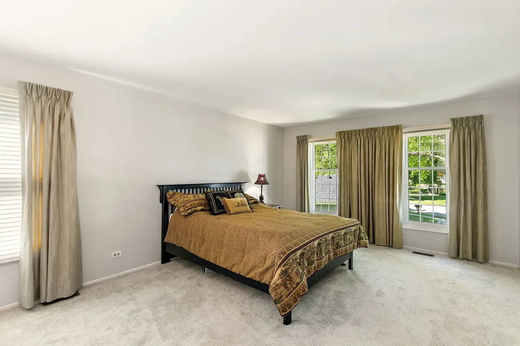 221 Hillwick Lane Schaumburg IL 60193