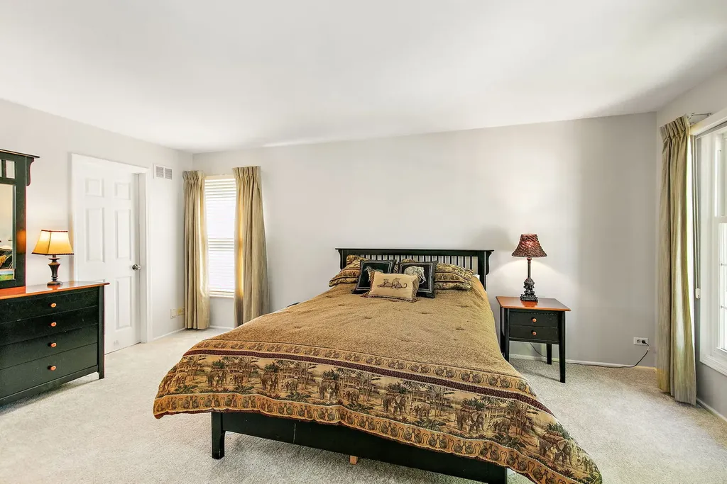 221 Hillwick Lane Schaumburg IL 60193