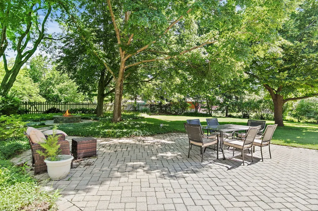 221 Hillwick Lane Schaumburg IL 60193