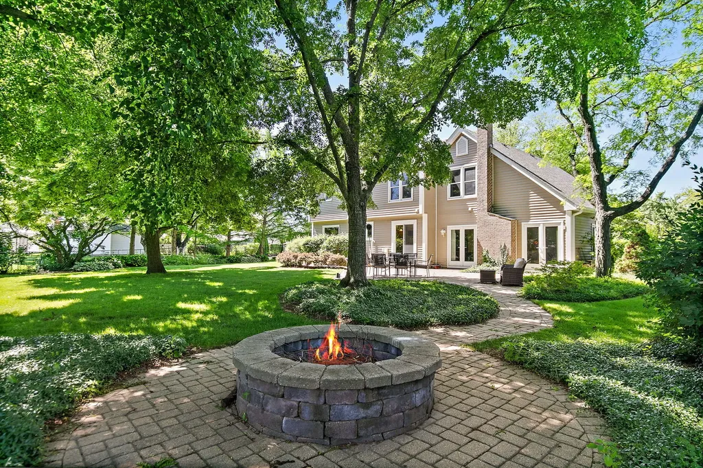 221 Hillwick Lane Schaumburg IL 60193