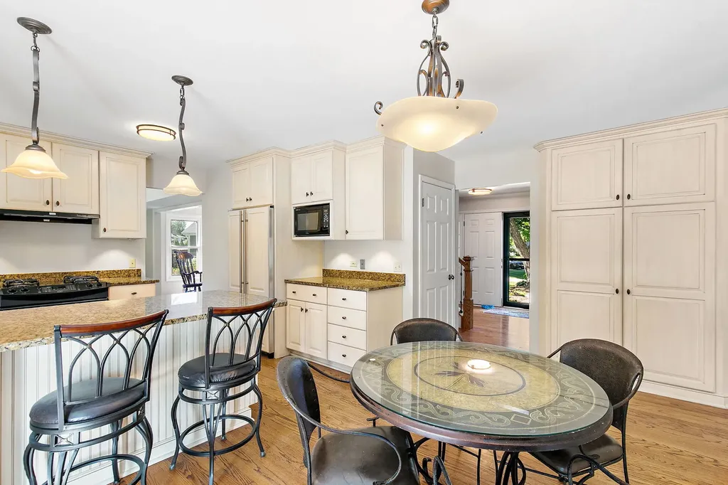221 Hillwick Lane Schaumburg IL 60193