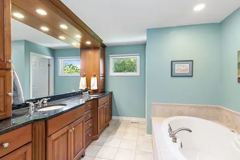 221 Hillwick Lane Schaumburg IL 60193