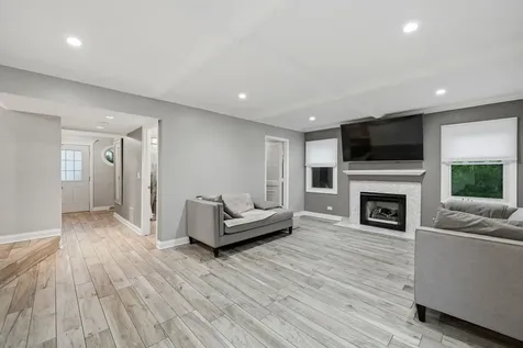 10 Washington Court Streamwood IL 60107