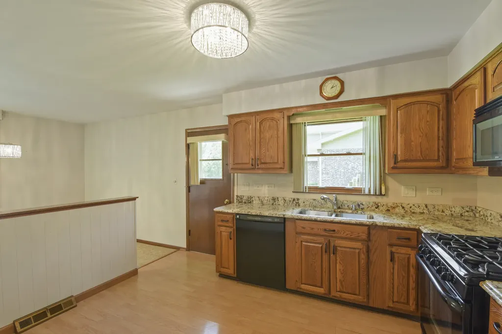 532 Summit Drive Schaumburg IL 60193