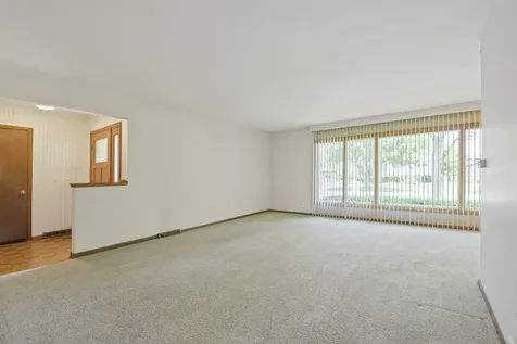532 Summit Drive Schaumburg IL 60193